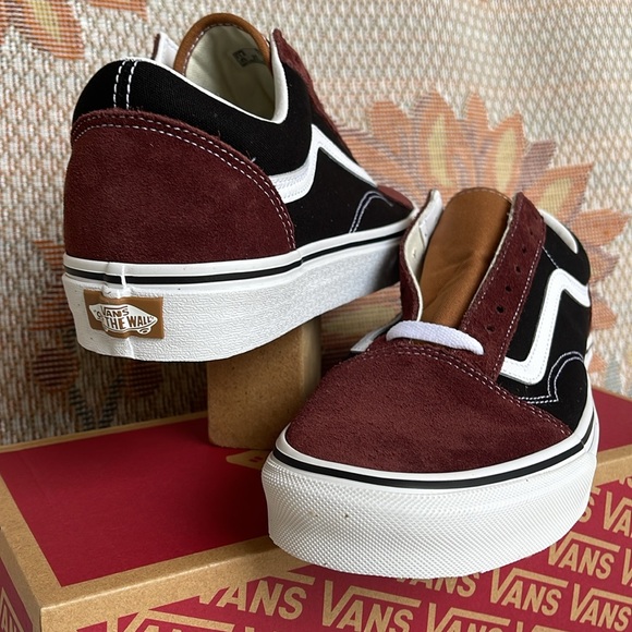 Vans Men’s Old Skool
Color Block Black/Brown
VN0007NTYS8
Sneakers - Picture 14 of 16